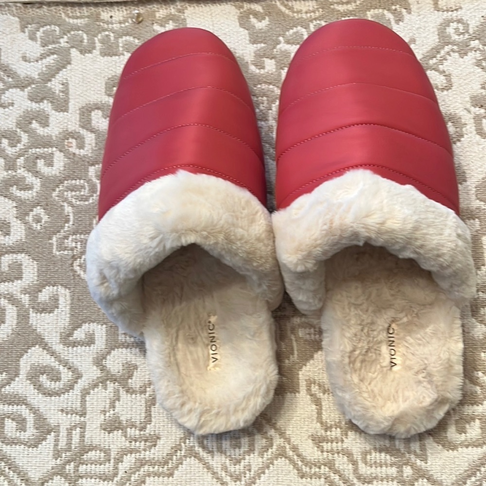 Vionic Slippers Size 9 in EUC. Red and cozily lined!